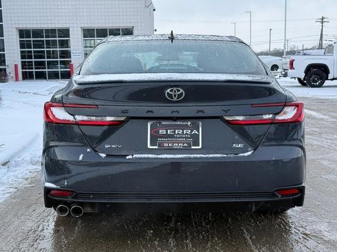 Used 2025 Toyota Camry SE image 4