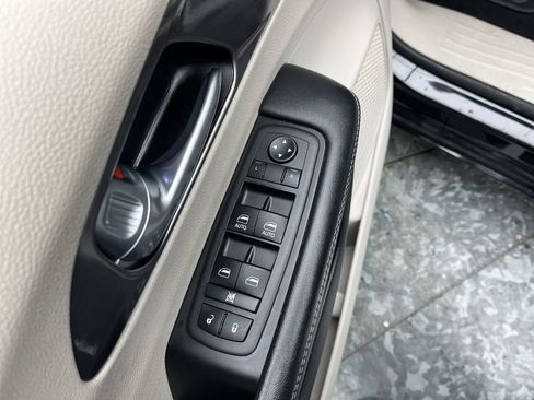 Used 2024 Chrysler Pacifica Touring-L image 8