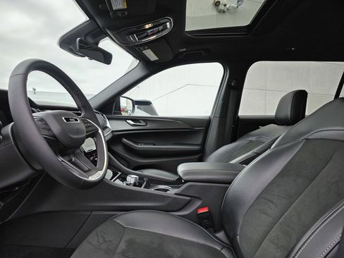 Used 2025 Jeep Grand Cherokee L Altitude image 4