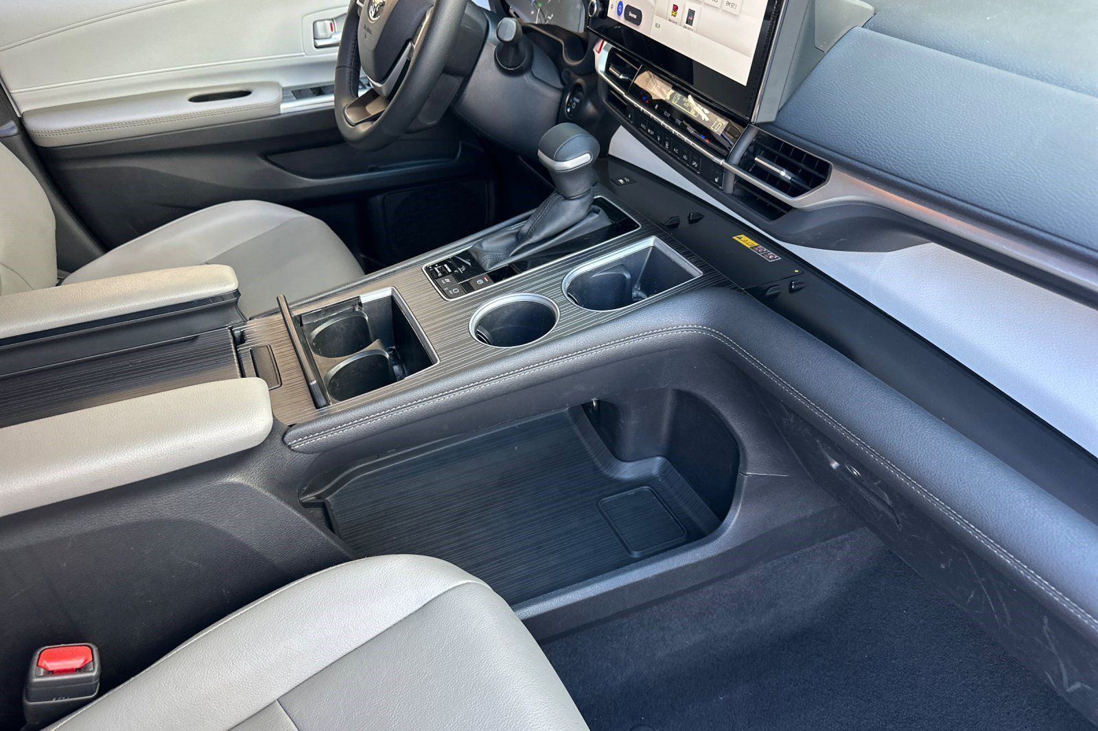 Used 2026 Toyota Sienna XLE FWD image 33