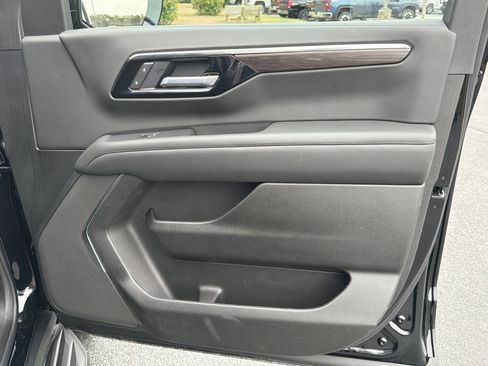 Used 2025 Chevrolet Tahoe LS image 14