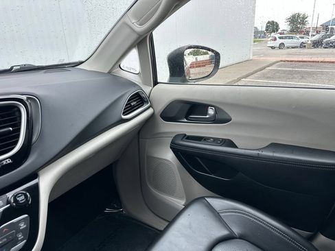 Used 2023 Chrysler Pacifica Touring-L FWD image 42