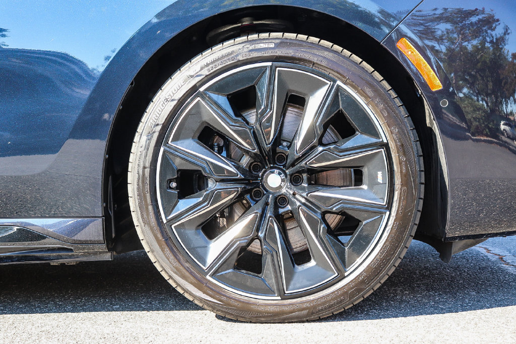 Used 2026 BMW 750e xDrive w/ Premium Package AWD/4WD image 9