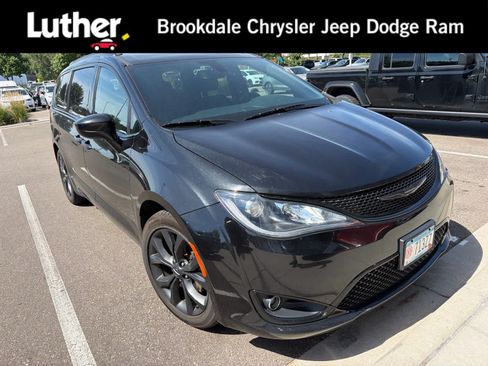 Used 2020 Chrysler Pacifica Touring-L FWD image 1