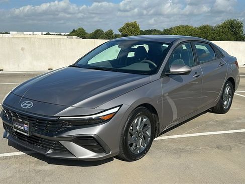 Used 2024 Hyundai Elantra SEL FWD image 8