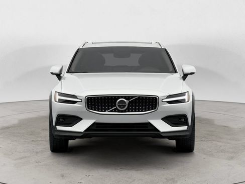 Used 2025 Volvo V60 B5 Cross Country Plus AWD/4WD image 2