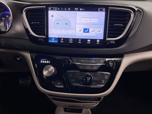 Used 2024 Chrysler Pacifica Touring-L image 23