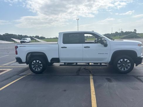 Used 2021 Chevrolet Silverado 2500 Custom w/ Custom Value Package AWD/4WD image 8