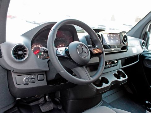 Used 2025 Mercedes-Benz Sprinter 2500 image 11