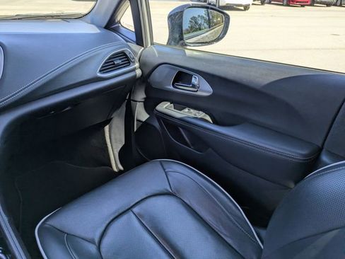 Used 2025 Chrysler Pacifica Limited image 20
