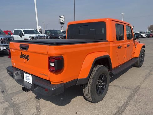 Used 2025 Jeep Gladiator Sport image 5