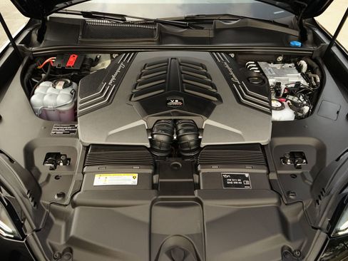 Used 2026 Lamborghini Urus SE image 32