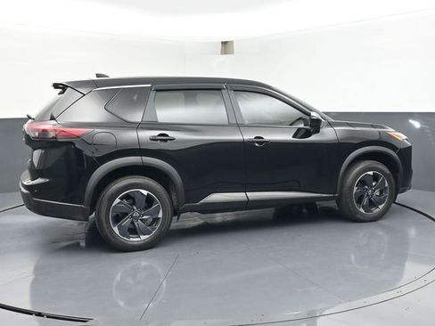 Used 2024 Nissan Rogue SV image 3