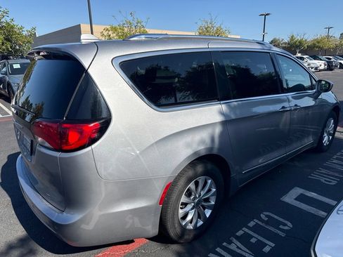 Used 2018 Chrysler Pacifica Touring-L FWD image 3
