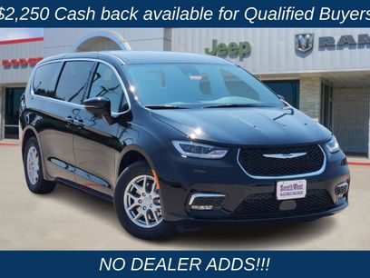 New 2026 Chrysler Pacifica Select