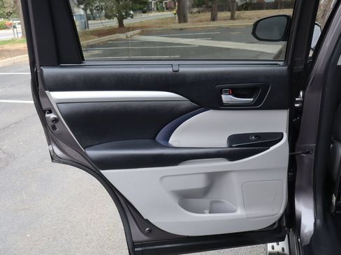 Used 2018 Toyota Highlander XLE AWD/4WD image 25