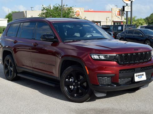 Used 2023 Jeep Grand Cherokee L Laredo image 3