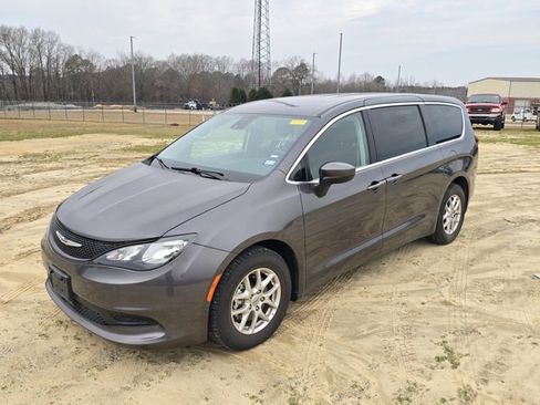 Used 2023 Chrysler Voyager LX image 2