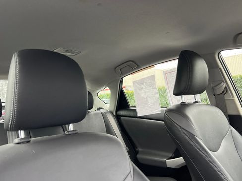 Used 2014 Toyota Prius Five image 17