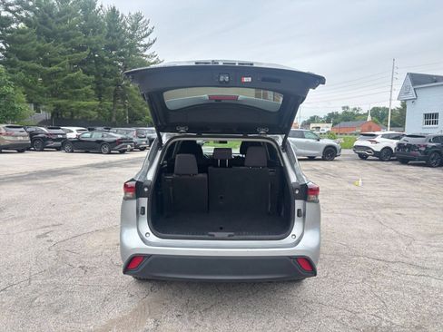 Used 2025 Toyota Highlander LE FWD image 33