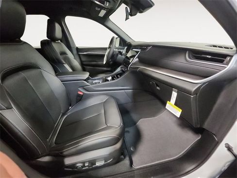 New 2025 Jeep Grand Cherokee Limited w/ Trailer Tow Package image 15