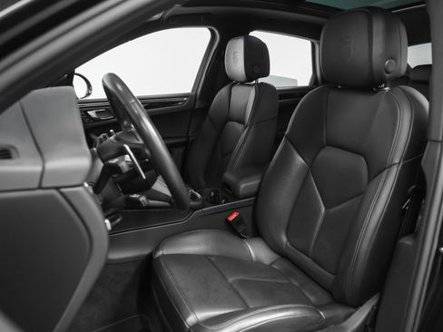 Certified 2022 Porsche Macan AWD/4WD image 5