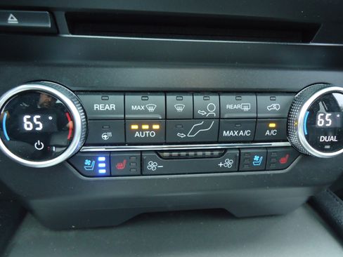 Used 2018 Ford Expedition XLT w/ Equipment Group 202A AWD/4WD image 18