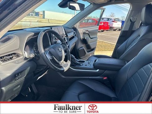 Used 2024 Toyota Highlander XLE image 9
