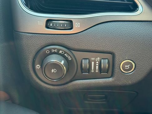 Used 2020 Jeep Cherokee Overland w/ Technology Group AWD/4WD image 33