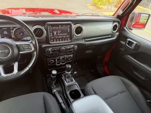 Used 2022 Jeep Gladiator Overland w/ Cold Weather Group AWD/4WD image 18