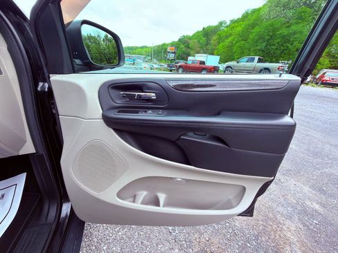 Used 2016 Dodge Grand Caravan SXT w/ UConnect Hands-Free Group FWD image 24