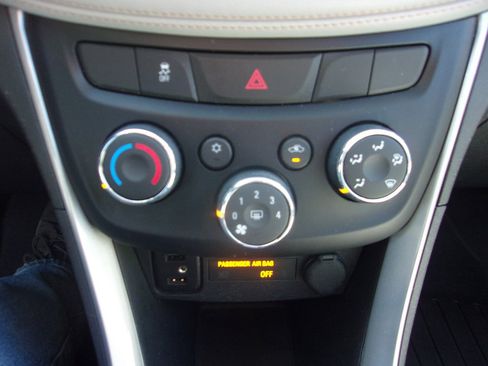 Used 2020 Chevrolet Trax LT w/ Driver Confidence Package AWD/4WD image 20