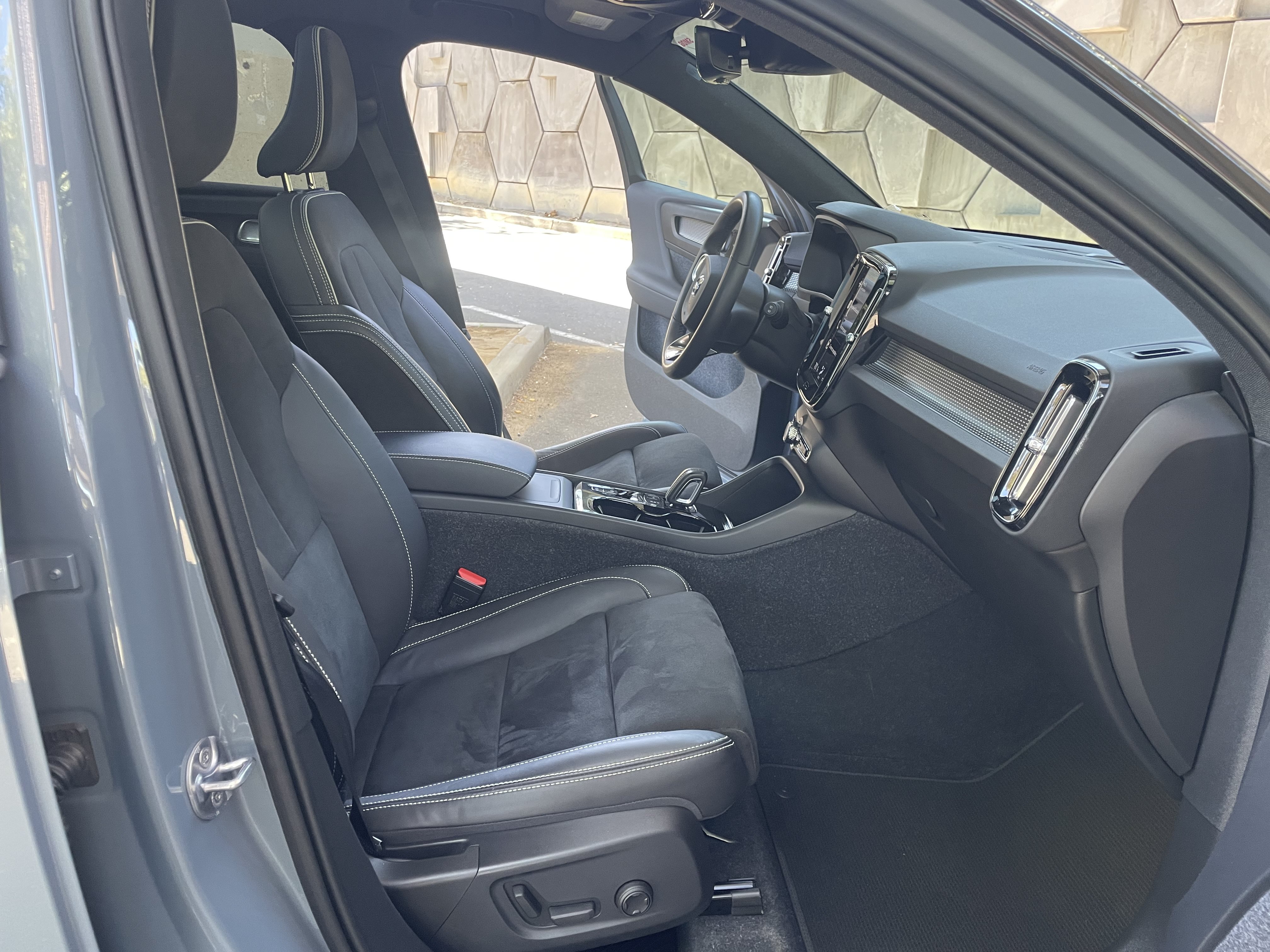 Used 2022 Volvo XC40 T5 R-Design w/ Advanced Package AWD/4WD image 13