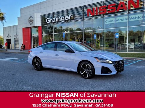 Used 2024 Nissan Altima 2.5 SR image 1