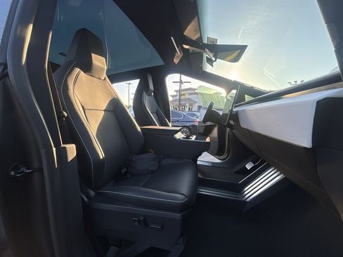 Used 2024 Tesla Cybertruck AWD Crew Cab image 18