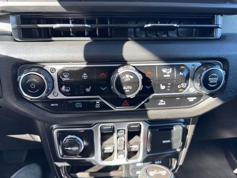 Used 2024 Jeep Wrangler Unlimited w/ Convenience Group image 17