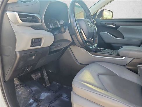 Used 2023 Toyota Highlander XLE image 10