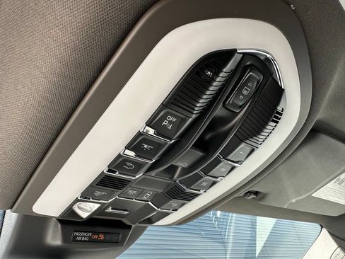 Used 2026 Porsche Macan AWD/4WD image 35