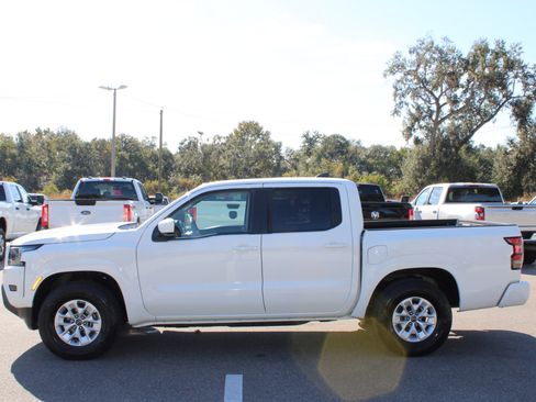 Used 2024 Nissan Frontier SV image 3