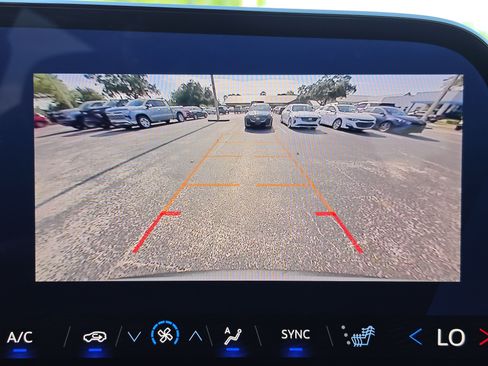 Used 2025 Chevrolet Traverse LT FWD image 29