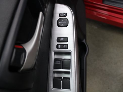 Used 2014 Toyota Camry SE image 12