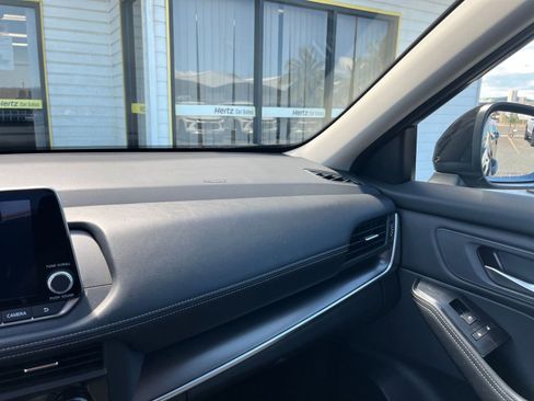 Used 2025 Nissan Rogue SV image 37