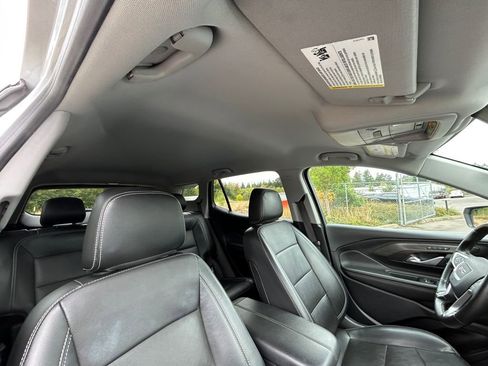 Used 2023 GMC Terrain SLT image 27