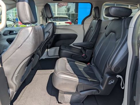Used 2023 Chrysler Pacifica Touring-L FWD image 15