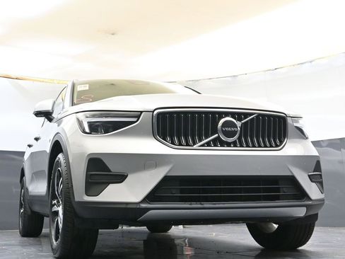 Certified 2025 Volvo XC40 B5 Core image 43