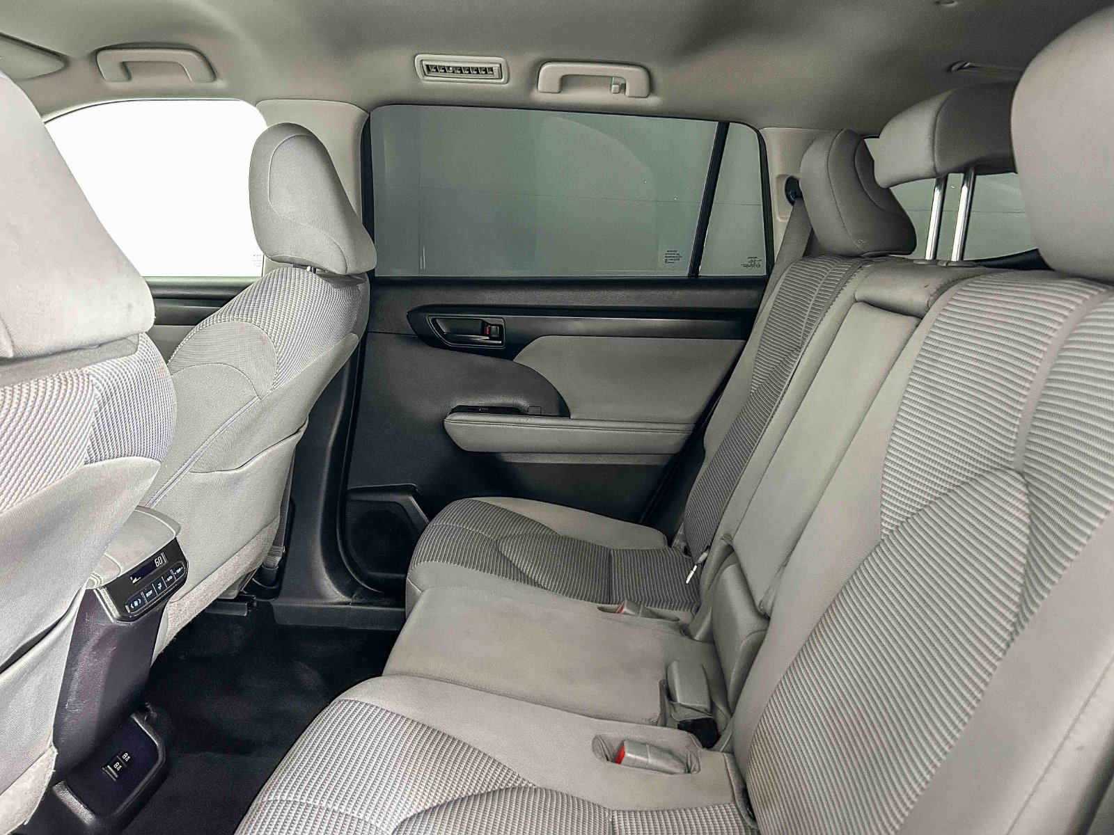 Used 2021 Toyota Highlander LE FWD image 19