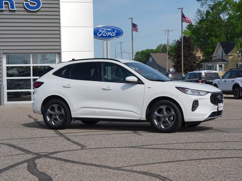 Used 2023 Ford Escape ST-Line Select AWD/4WD image 2