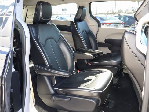 Used 2023 Chrysler Pacifica Limited image 28