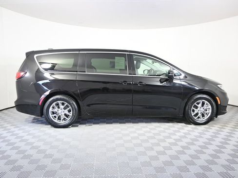 Used 2024 Chrysler Pacifica Touring-L FWD image 7