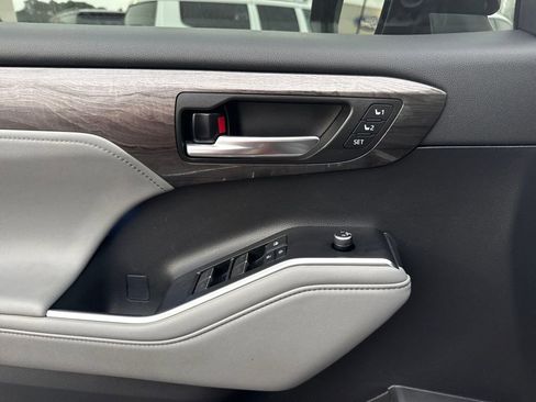 Used 2021 Toyota Highlander Limited image 12